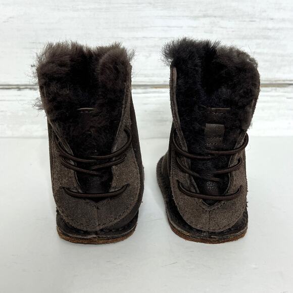 UGG Baby Boo Booties Size 4/5 Brown Leather Crib Shoes Style 1979 - Picture 2 of 9